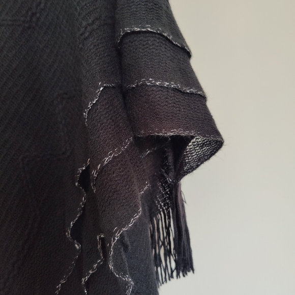Cherie Bliss | 🖤 | Small / Medium | Women's poncho - Picture 4 of 10